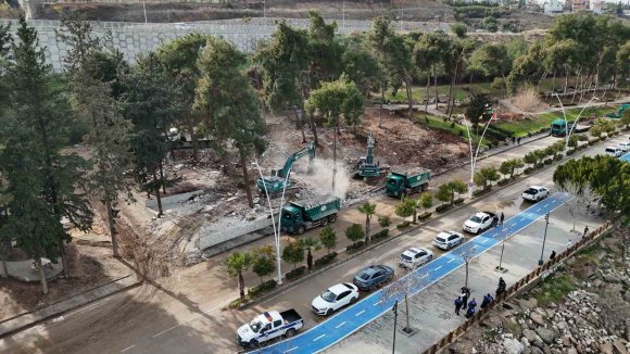 ADANA’DA KAÇAK İŞLETMELER YIKILIYOR