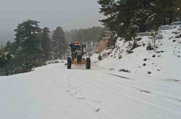 ANTALYA’DA KARLA MÜCADELE: YÜKSEK KESİMLERDE MAHSUR KALAN ARAÇLAR KURTARILDI