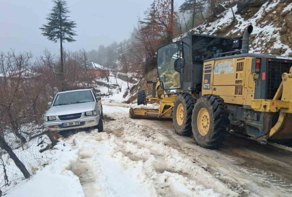 ANTALYA’DA KARLA MÜCADELE: YÜKSEK KESİMLERDE MAHSUR KALAN ARAÇLAR KURTARILDI