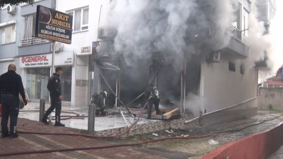 MOBİLYA İMALATHANESİNDEKİ YANGINDA 3 KİŞİ DUMANDAN ETKİLENDİ