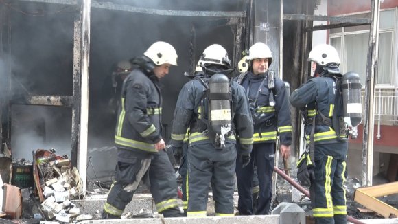 MOBİLYA İMALATHANESİNDEKİ YANGINDA 3 KİŞİ DUMANDAN ETKİLENDİ