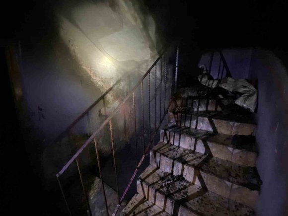 YANAN EVDEKİ 7 KİŞİLİK AİLEYİ İTFAİYE KURTARDI