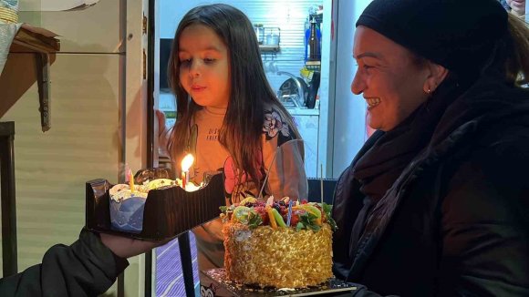 SÜRPRİZ DOĞUM GÜNÜYLE YÜZÜ GÜLEN ALYA’NIN DİLEĞİ YÜREKLERİ ISITTI