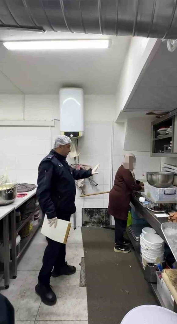 ZABITA DENETİMİ ESNASINDA MUTFAK TEZGAHINDA YIKANAN PASPAS MİDE BULANDIRDI