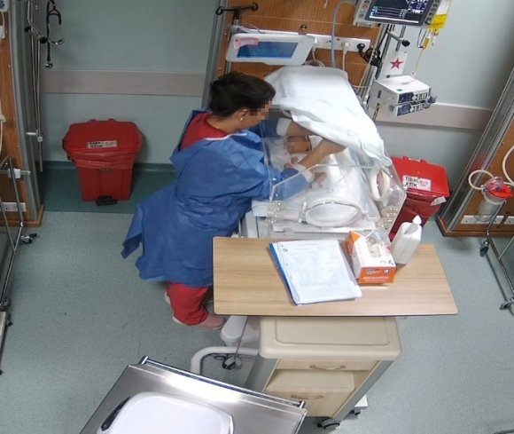 BEBEĞE ŞİDDET UYGULAYAN HEMŞİREYE ‘HABERLERE ERİŞİM ENGELİ’ REDDİ