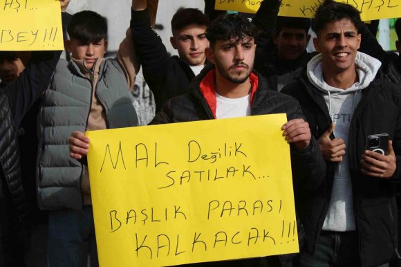 ADANA’DA GENÇLERDEN BAŞLIK PARASI EYLEMİ