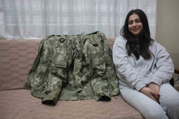 DEPREMDE ANNESİNİ VE AĞABEYİNİ ENKAZDAN KURTARAN ASKERİN ÜŞÜMESİN DİYE KENDİSİNE VERDİĞİ MONTU GERİ VEREBİLMEK İÇİN 3 YILDIR ÖZENLE SAKLIYOR