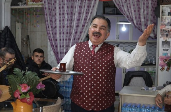 ISPARTA’DA BU ÇAY OCAĞINA STRESLİ GİREN TÜRKÜ SÖYLEYEREK ÇIKIYOR