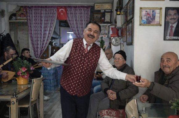 ISPARTA’DA BU ÇAY OCAĞINA STRESLİ GİREN TÜRKÜ SÖYLEYEREK ÇIKIYOR