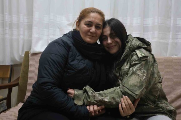 DEPREMDE ANNESİNİ VE AĞABEYİNİ ENKAZDAN KURTARAN ASKERİN ÜŞÜMESİN DİYE KENDİSİNE VERDİĞİ MONTU GERİ VEREBİLMEK İÇİN 3 YILDIR ÖZENLE SAKLIYOR