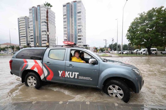 BAŞKAN DEMİRÇALI, YOĞUN SAĞANAKTA EKİPLERLE SAHADA
