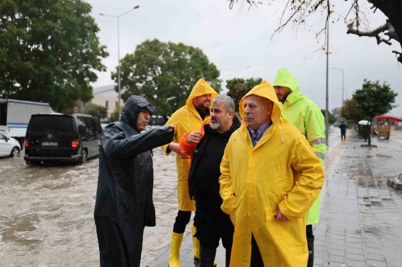 BAŞKAN DEMİRÇALI, YOĞUN SAĞANAKTA EKİPLERLE SAHADA