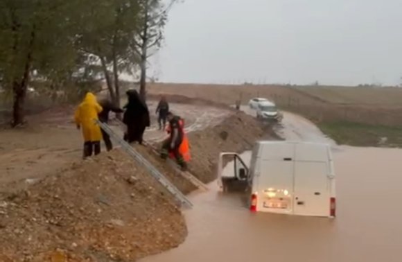 ADANA’DA SAĞANAK HAYATI FELÇ ETTİ: ARAÇLARINDA MAHSUR KALAN VATANDAŞLARI İTFAİYE KURTARDI