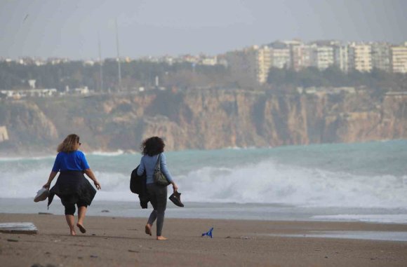 BİR HAFTA ARADAN SONRA GÜNEŞİ GÖREN ANTALYALILAR SAHİLE AKIN ETTİ