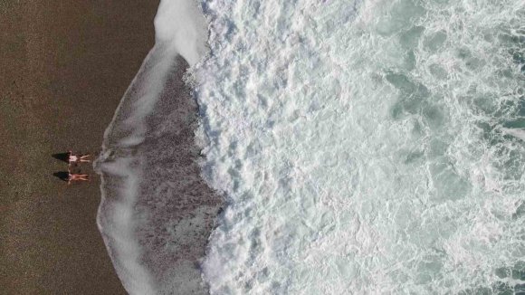 BİR HAFTA ARADAN SONRA GÜNEŞİ GÖREN ANTALYALILAR SAHİLE AKIN ETTİ