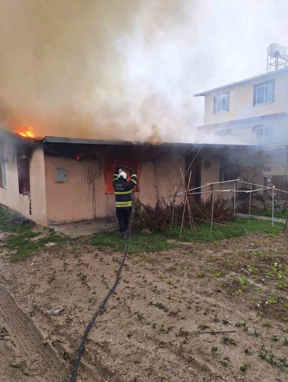 ALTINÖZÜ’NDE EV YANGINI