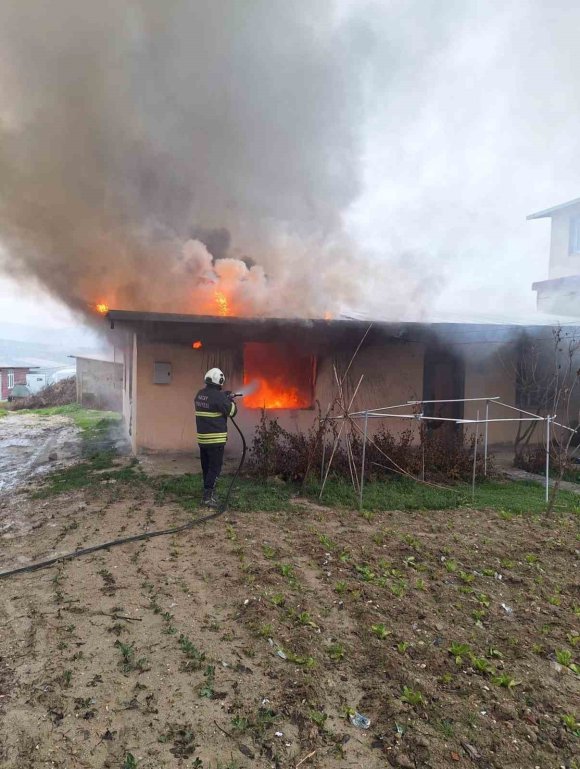 ALTINÖZÜ’NDE EV YANGINI