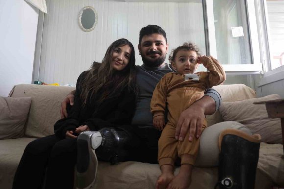 PROTEZ BACAKLARIYLA YENİDEN YAŞAMA TUTUNAN DEPREMZEDE EMRE, YUVA KURUP EVLAT SAHİBİ OLDU