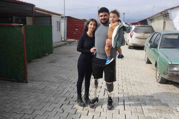 PROTEZ BACAKLARIYLA YENİDEN YAŞAMA TUTUNAN DEPREMZEDE EMRE, YUVA KURUP EVLAT SAHİBİ OLDU