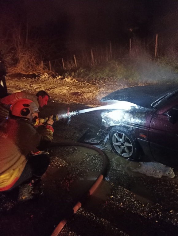 YAYLADAĞI’NDA OTOMOBİL YANGINI