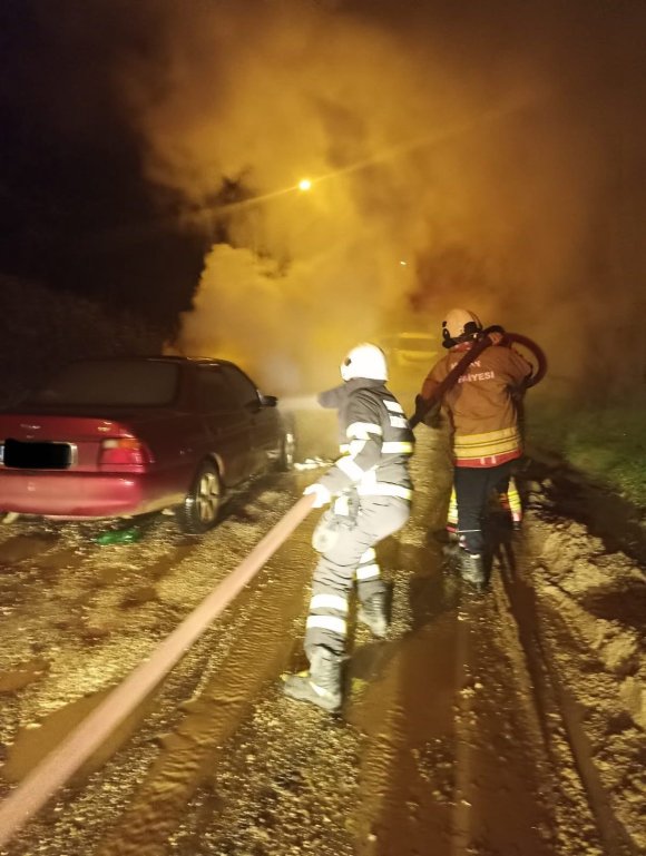 YAYLADAĞI’NDA OTOMOBİL YANGINI