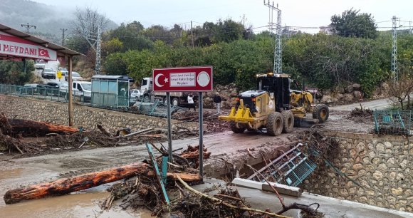 MERSİN’DE SELİN İZLERİ SİLİNMEYE ÇALIŞILIYOR