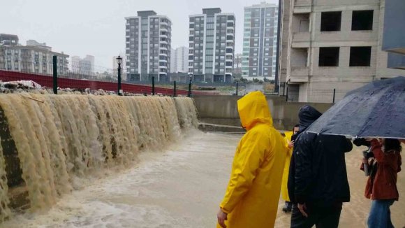 TARSUS’TA YOĞUN YAĞIŞ SONRASI TAM SAHA MÜDAHALE