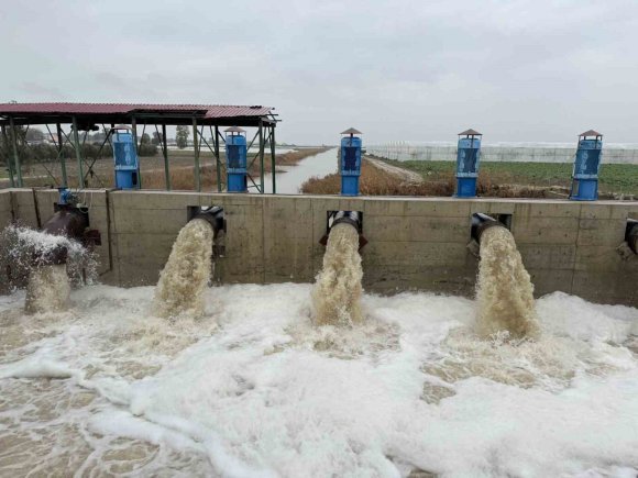 BİNLERCE DÖNÜM ARAZİ SELDEN KURTULDU, SU POMPALARI YAĞMUR SUYUNU BÖYLE BOŞALTTI
