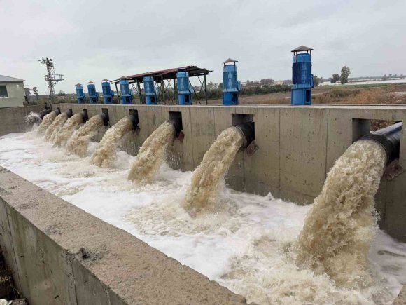 BİNLERCE DÖNÜM ARAZİ SELDEN KURTULDU, SU POMPALARI YAĞMUR SUYUNU BÖYLE BOŞALTTI
