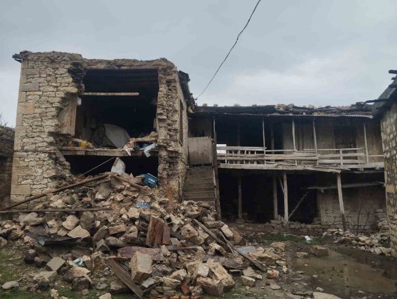 KOMŞUSU ’ADAM ÖLDÜ EVİ DE YIKILDI’ DEDİ O ANDA EV ÇÖKTÜ