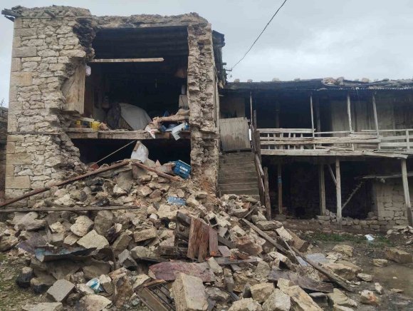 KOMŞUSU ’ADAM ÖLDÜ EVİ DE YIKILDI’ DEDİ O ANDA EV ÇÖKTÜ