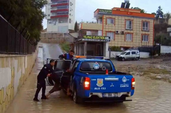 SEL RİSKİNE KARŞI SAHADA OLAN ZABITA EKİPLERİ VATANDAŞA YARDIM ETTİ