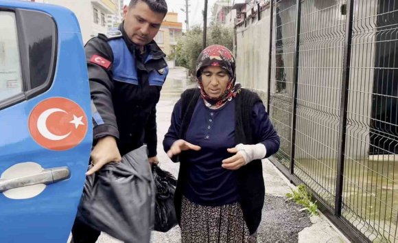 SEL RİSKİNE KARŞI SAHADA OLAN ZABITA EKİPLERİ VATANDAŞA YARDIM ETTİ