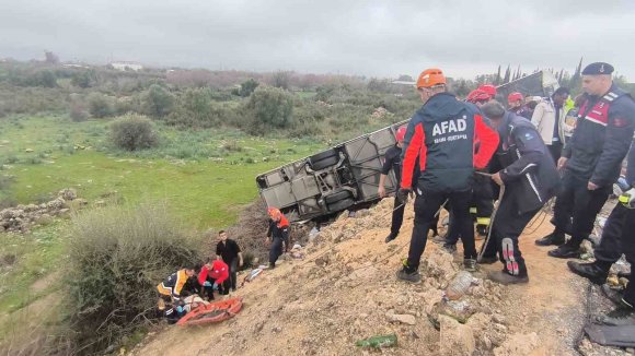ANTALYA’DA YOLCU OTOBÜSÜ ŞARAMPOLE YUVARLANDI: 8 ÖLÜ, 26 YARALI