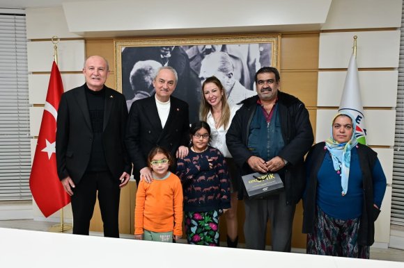 BAŞKAN KOCAGÖZ, GÖRME SORUNU OLAN ÖĞRENCİLERE GÖZLÜKLERİNİ TESLİM ETTİ