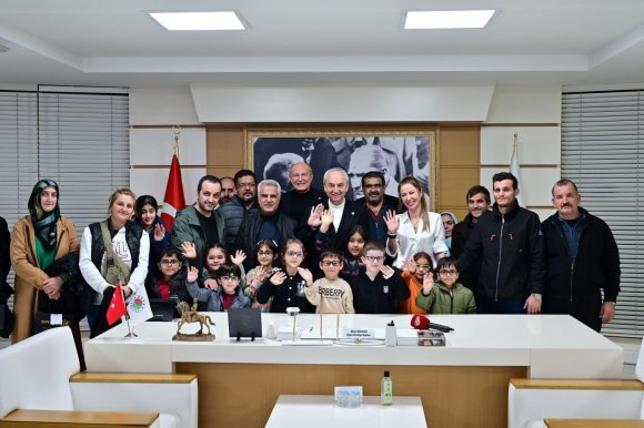 BAŞKAN KOCAGÖZ, GÖRME SORUNU OLAN ÖĞRENCİLERE GÖZLÜKLERİNİ TESLİM ETTİ