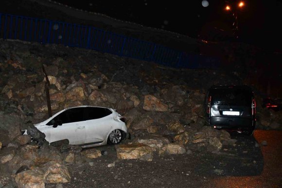 İSTİNAT DUVARININ PARK HALİNDEKİ ARAÇLARIN ÜZERİNE ÇÖKTÜĞÜ ANLAR KAMERADA