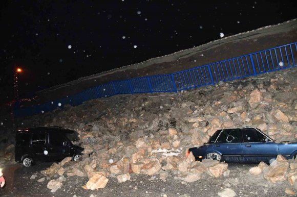 İSTİNAT DUVARININ PARK HALİNDEKİ ARAÇLARIN ÜZERİNE ÇÖKTÜĞÜ ANLAR KAMERADA