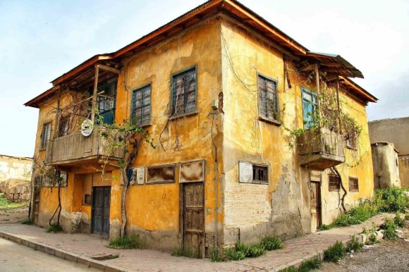 KAHRAMANMARAŞ’TA YILLARA MEYDAN OKUYAN EVLER GÖRÜNTÜLENDİ