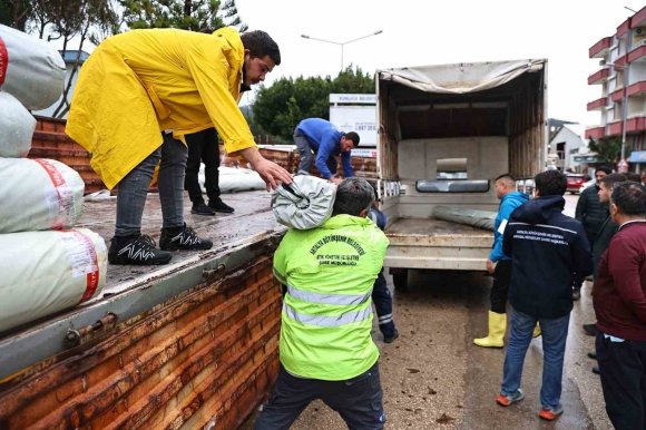BÜYÜKŞEHİR’DEN HORTUM VE FIRTINADAN ZARAR GÖREN ÜRETİCİYE SERA NAYLONU DESTEĞİ