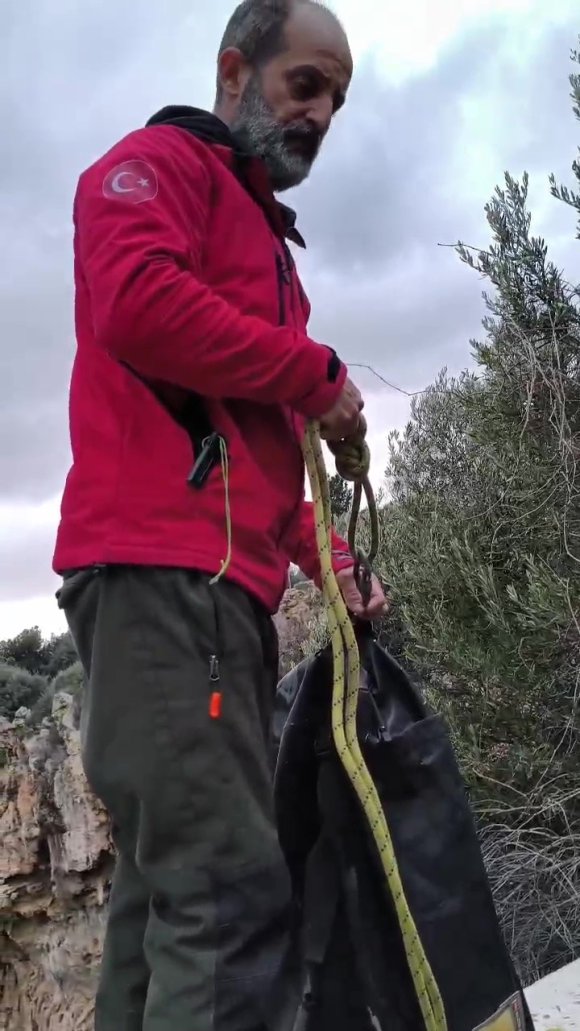 FALEZLERDE MAHSUR KALAN KEDİYİ FİLM GİBİ OPERASYONLA KURTARDILAR