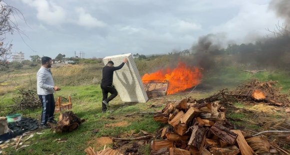 EŞYALARI TEMİZ KULLANMAYAN PERSONELE SİNİRLENDİ, LOJMANDAKİ BÜTÜN EŞYALARI ÇIKARTIP YAKTI