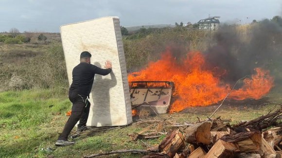 EŞYALARI TEMİZ KULLANMAYAN PERSONELE SİNİRLENDİ, LOJMANDAKİ BÜTÜN EŞYALARI ÇIKARTIP YAKTI