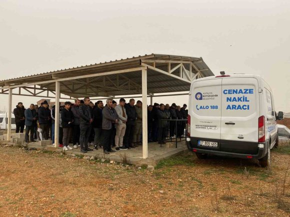 BURDUR’DAKİ FECİ KAZADA HAYATINI KAYBEDEN ANNE OĞUL GÖZYAŞLARI İÇİNDE YAN YANA TOPRAĞA VERİLDİ