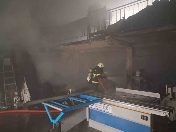 BURDUR’DA MOBİLYA İMALATHANESİNDE YANGIN