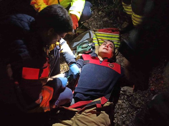 DEREYE UÇAN OPERATÖRÜ KURTARAN 4 İTFAİYE PERSONELİ, OKSİJEN ZEHİRLENMESİ YAŞADI