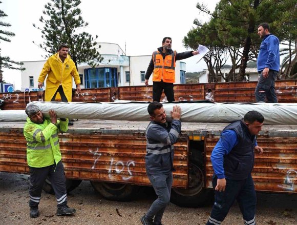 BÜYÜKŞEHİR’DEN HORTUM VE FIRTINADAN ZARAR GÖREN ÜRETİCİYE SERA NAYLONU DESTEĞİ