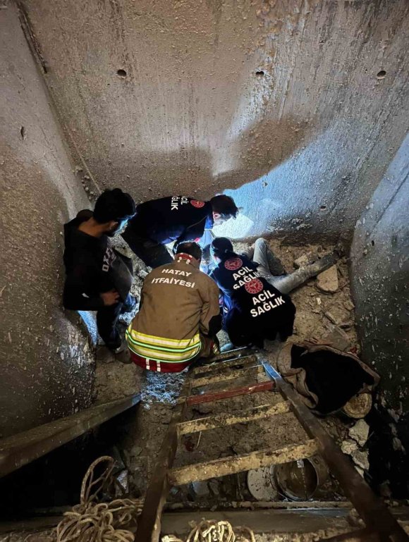 ANTAKYA’DA ASANSÖR BOŞLUĞUNA DÜŞEN İŞÇİ YARALANDI