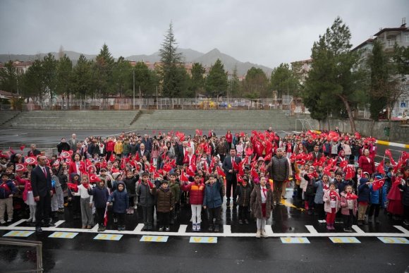 ISPARTA’DAKİ OKULLARDA İKİNCİ YARIYILIN İLK DERSİ BAYRAK SEVGİSİ OLDU