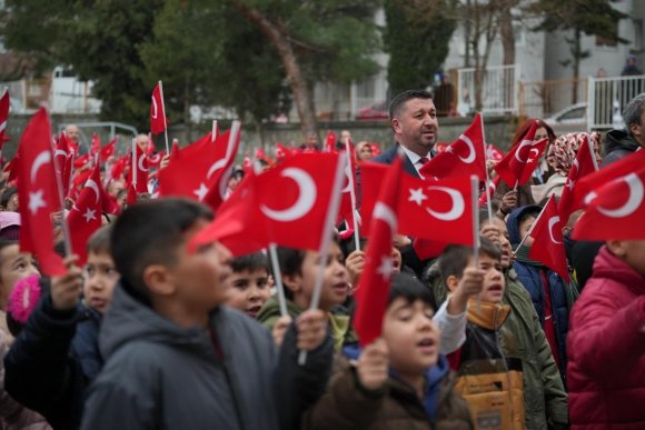 ISPARTA’DAKİ OKULLARDA İKİNCİ YARIYILIN İLK DERSİ BAYRAK SEVGİSİ OLDU